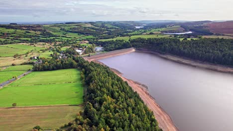 Drohnenaufnahmen-Aus-Der-Luft,-Die-Sich-über-Den-Langsett-Stausee-Und-Die-Landschaft-Von-Yorkshire-Bewegen