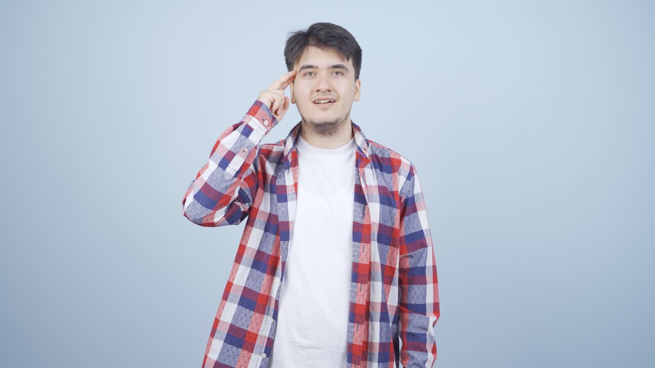 카메라를 향한 사려 깊은 남자가 아이디어를 떠올립니다.