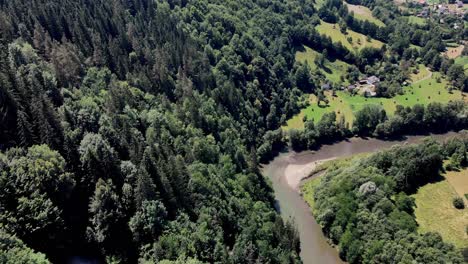 Vista-Aérea-Del-Río-Aries-Rodeado-De-Bosque-Verde-En-Un-Día-Soleado-En-Rumania