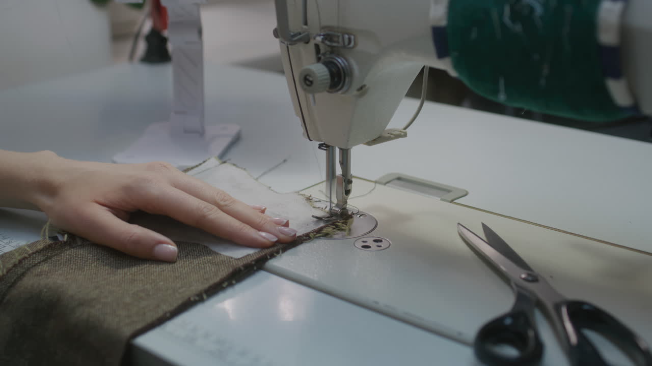mujer usando una máquina de coser para coser tela