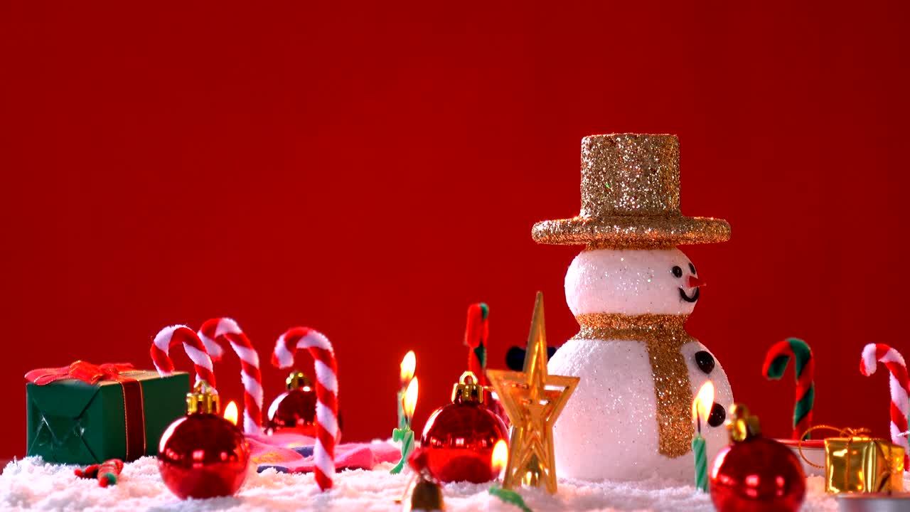 el hombre de nieve y la decoración de la caja de regalos en la nieve para el año nuevo o las vacaciones de navidad internacionales, en la rotación de tiempo feliz 360 grados alrededor de la vista loopable.