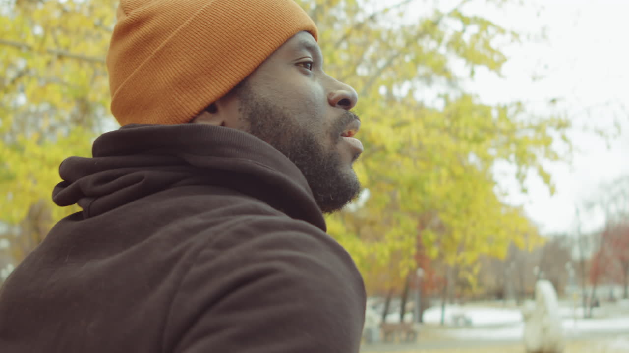 hombre negro corriendo en el parque