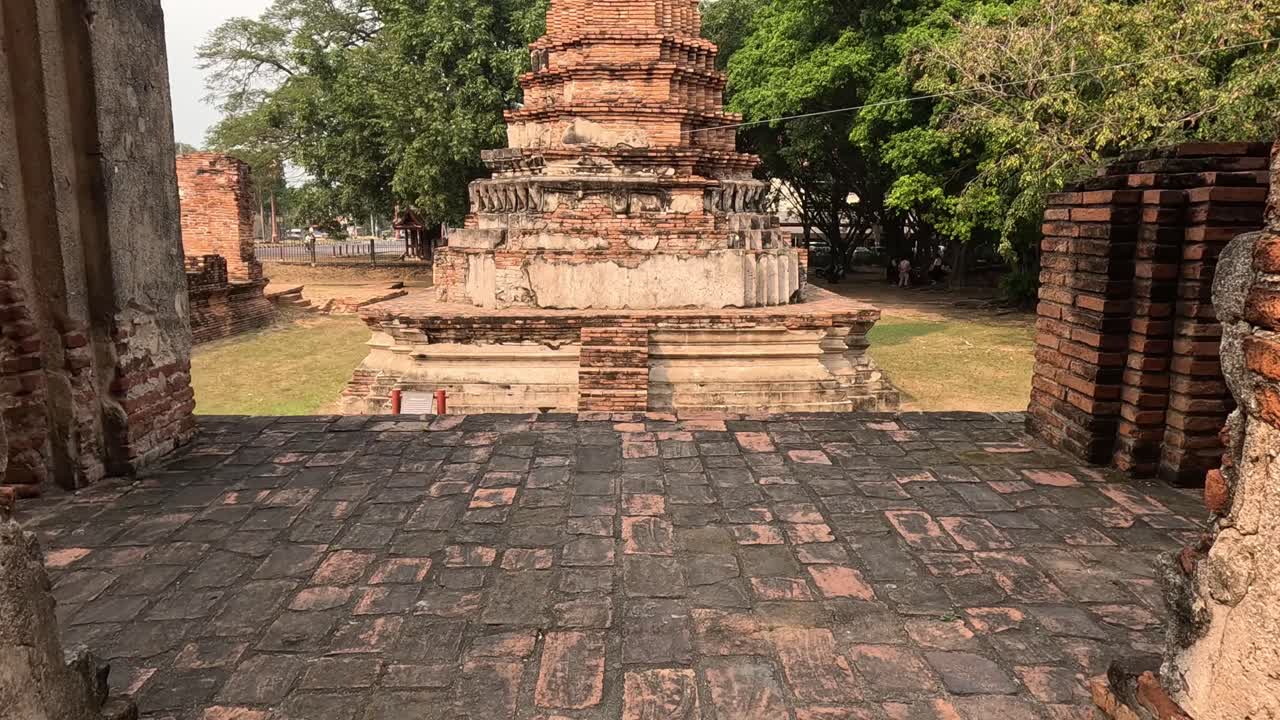 un paseo por las ruinas históricas del templo a lo largo del tiempo