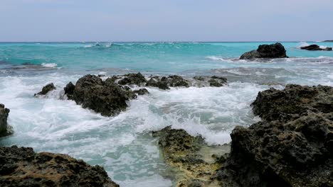 ondas do mar batendo contra as rochas