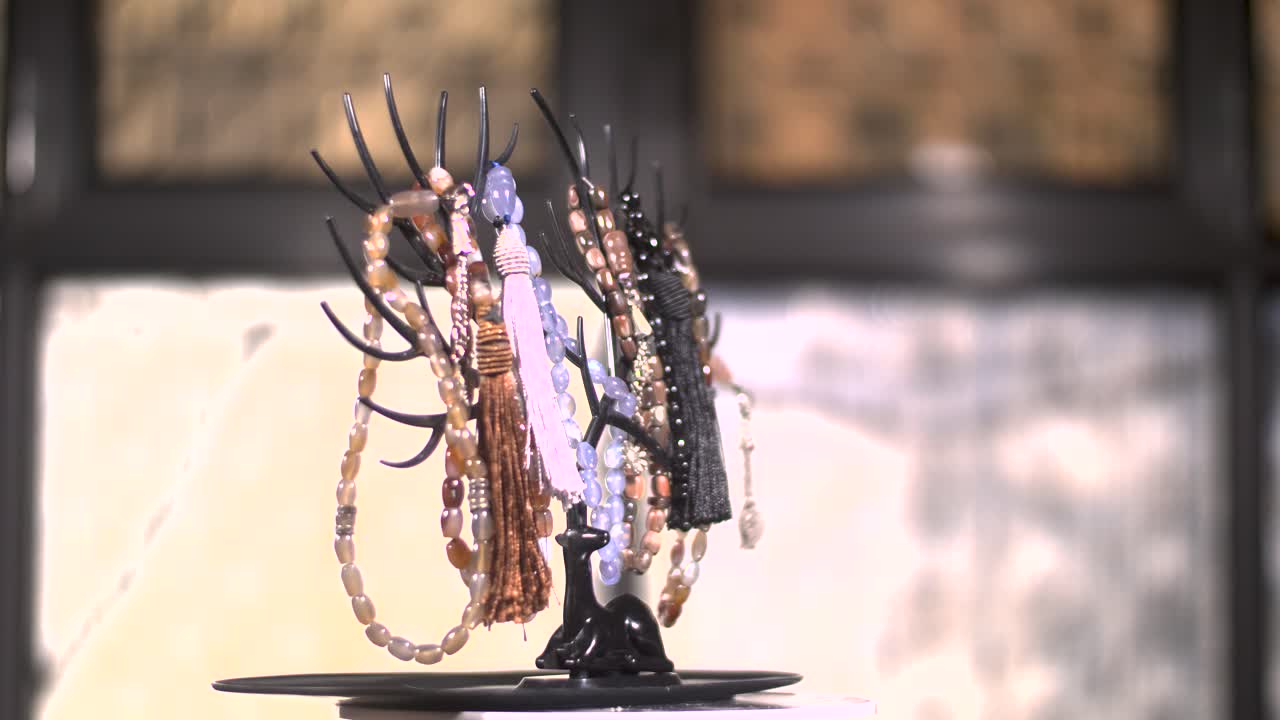 Pincer beads many color nature gems turntable display slow motion