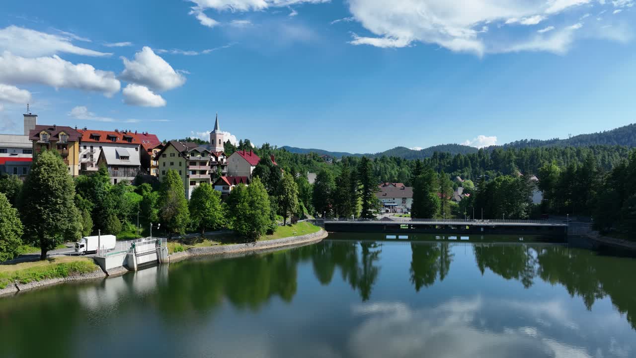 Pittoresco villaggio alpino in riva a un lago