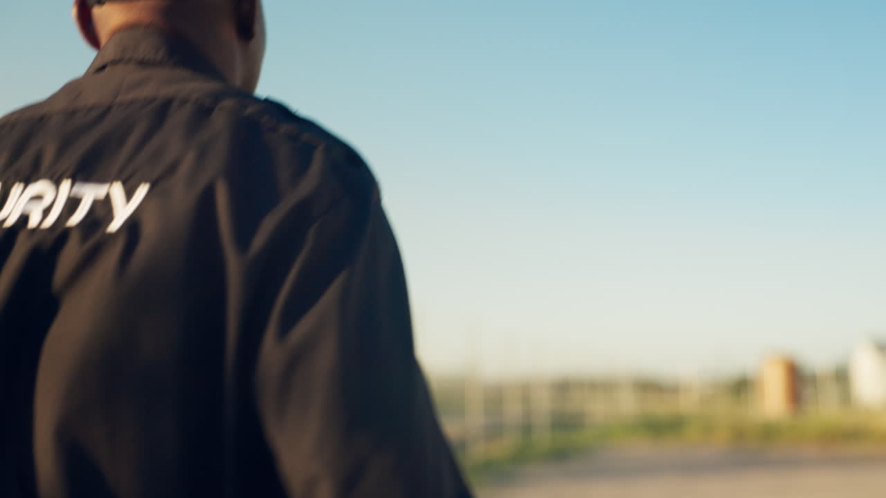 근무 중인 경비원