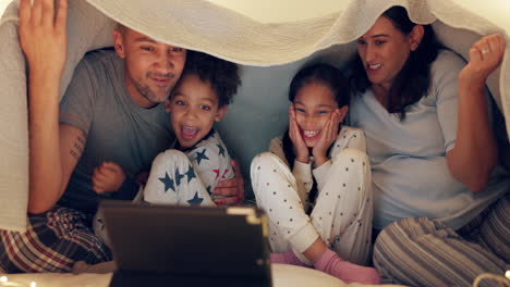 Scared-family,-children-and-technology