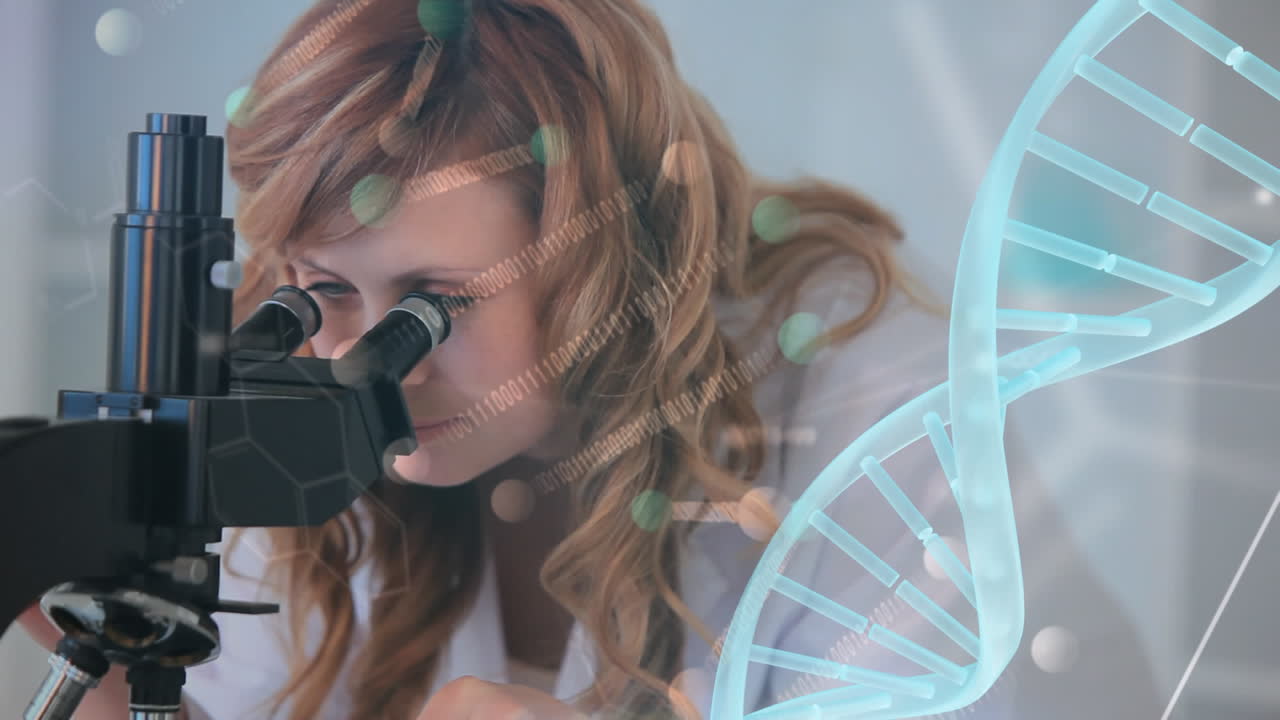 cientista olhando através do microscópio