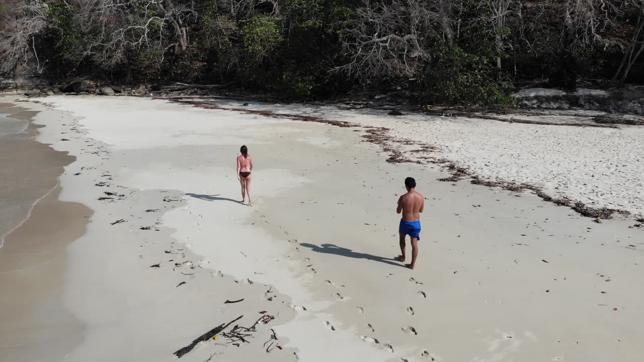 panamá en febrero drone dispara contadora isla chicos caminando, grabando