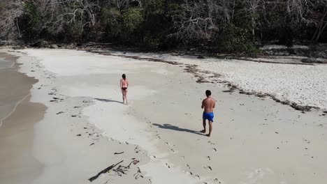 Panamá-En-Febrero-Drone-Dispara-Contadora-Isla-Chicos-Caminando,-Grabando