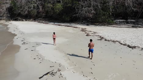 panamá en febrero drone dispara contadora isla chicos caminando, grabando