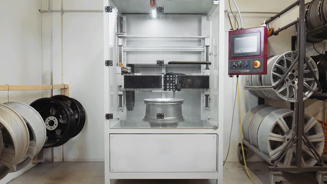 diamante cortando la cara de una rueda de aluminio después de una erupción en la acera