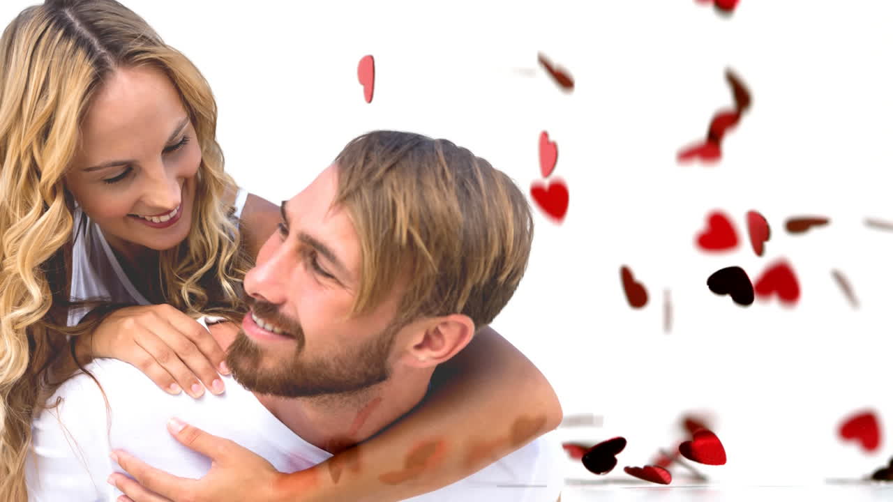 pareja feliz haciendo piggyback para el día de san valentín