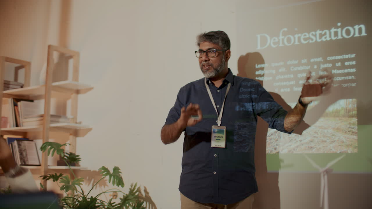 un anciano da una presentación de concienciación ambiental a sus colegas.