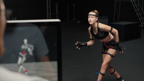 Frau-Im-Motion-Capture-Anzug-Im-Studio.-Schauspielerin,-Die-Tierbewegungen-Im-Mo-Cap-Anzug-Für-3D-Charakteranimation-Für-Virtual-Reality-Technologie-Ausführt