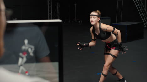 mujer con traje de captura de movimiento en el estudio actor realizando movimientos de animales con traje de mo-cap para animación de personajes en 3d para la tecnología de realidad virtual
