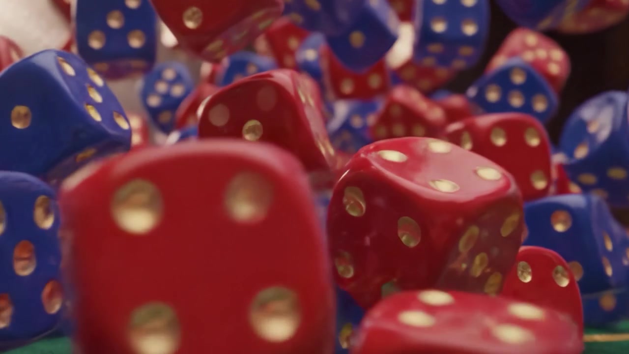 Uno spettacolo dinamico di dadi rossi e blu che cadono su una superficie di feltro verde da casinò, catturando l'eccitazione e la casualità dell'azione di gioco d'azzardo in movimento
