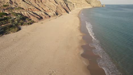 Sobrevuelo-De-La-Costa-De-Praia-Da-Luz-Hacia-El-Promontorio-De-Rocha-Negra,-Algarve