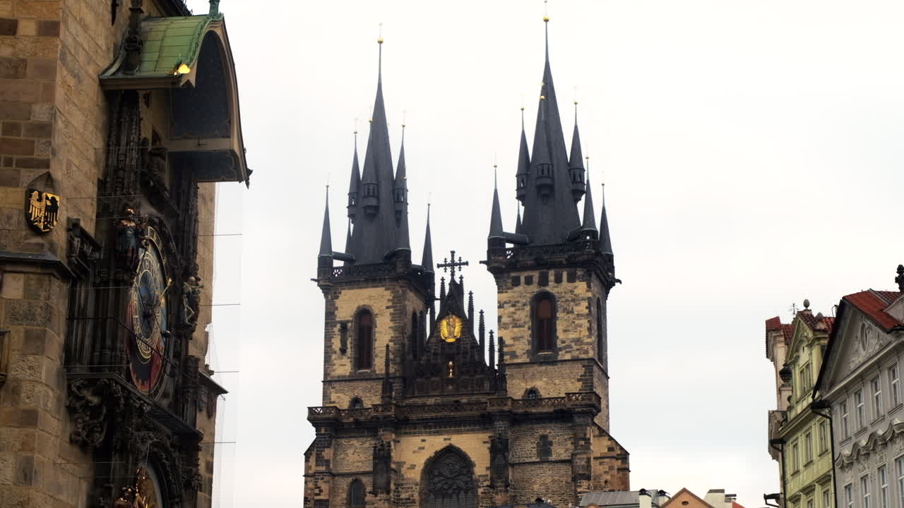 Praga, Repubblica Ceca - 16 febbraio 2023: vista della Chiesa di Santa Maria di Týn nella Città Vecchia