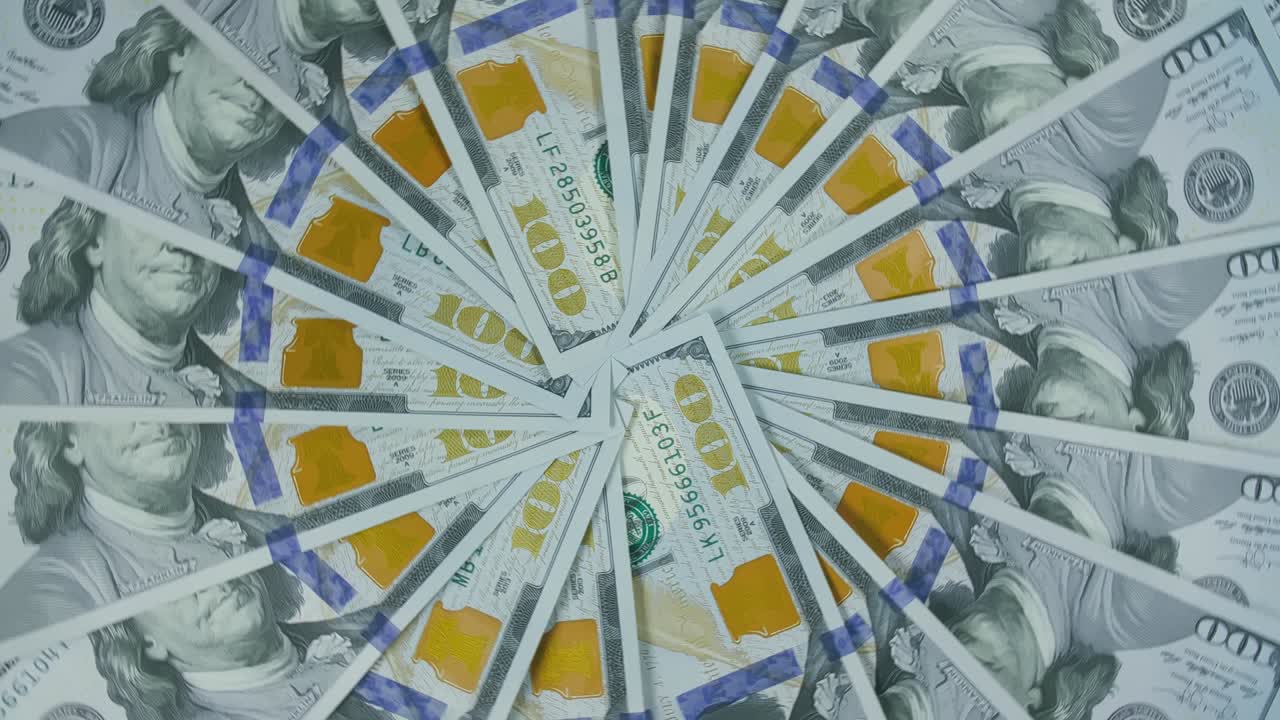 턴테이블에 있는 달러를 회전시키고, 회전시켜서 디자인 모양의 원을 만니다.