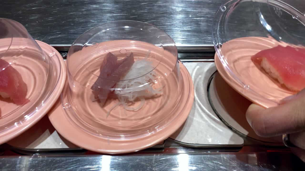 시 고 라운드 (영어: shushi go round) 는 아시아에서 흔히 볼 수 있는 패스트푸드의 유명한 형태이다.