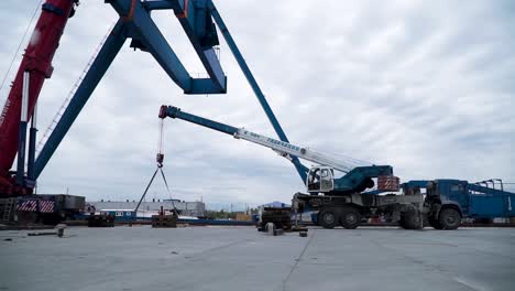 port crane operation