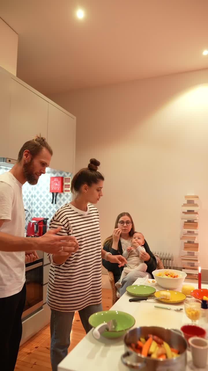familia cocinando la cena juntos