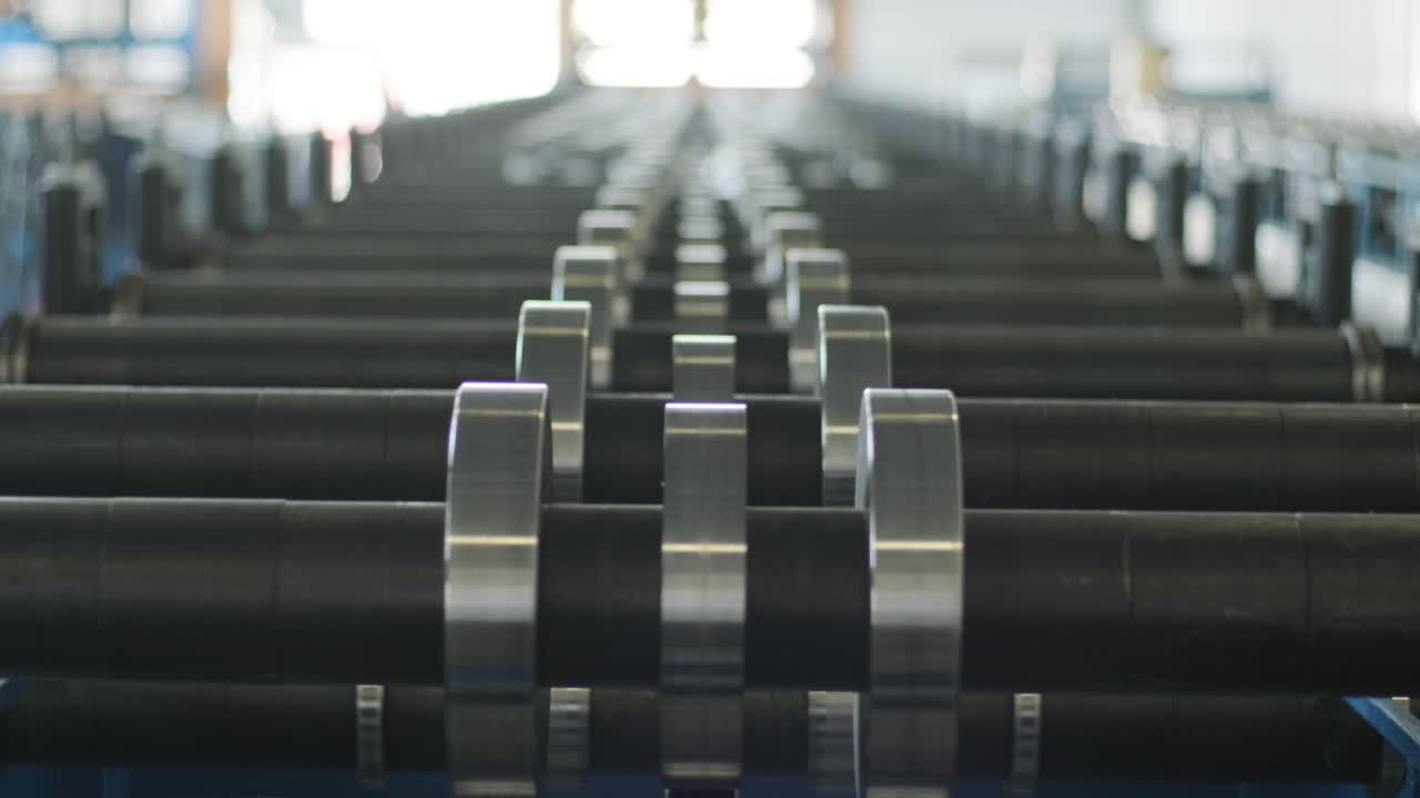 현대 금속 공장에서 금속 판을 형성하는 기계.