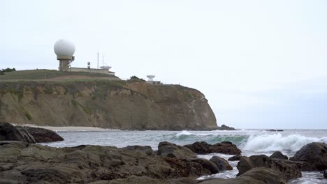 Vista-Panorámica-Del-Punto-Del-Pilar-En-Half-Moon-Bay,-California-Y-Olas-Rompiendo-Contra-Las-Rocas