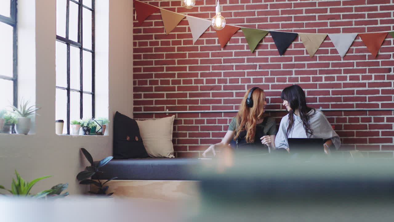 친구들, 노트북과 음악 셀카를 찍습니다.