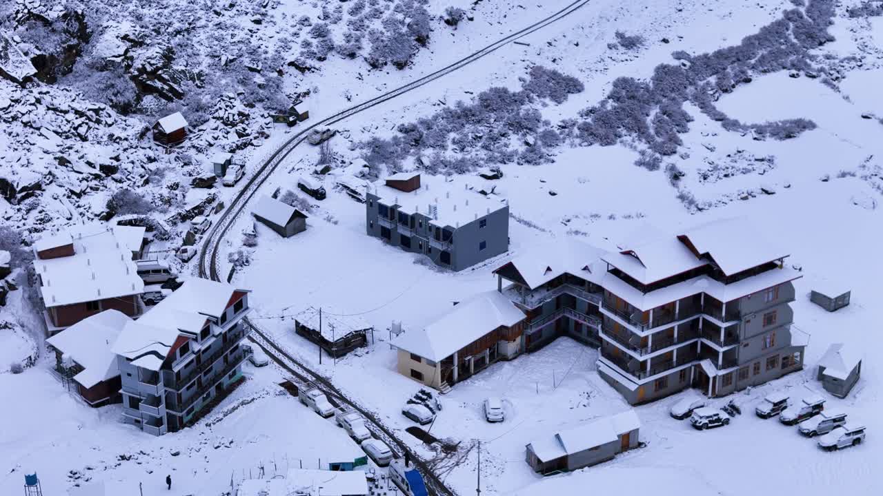 vista aérea de un pueblo de montaña nevado