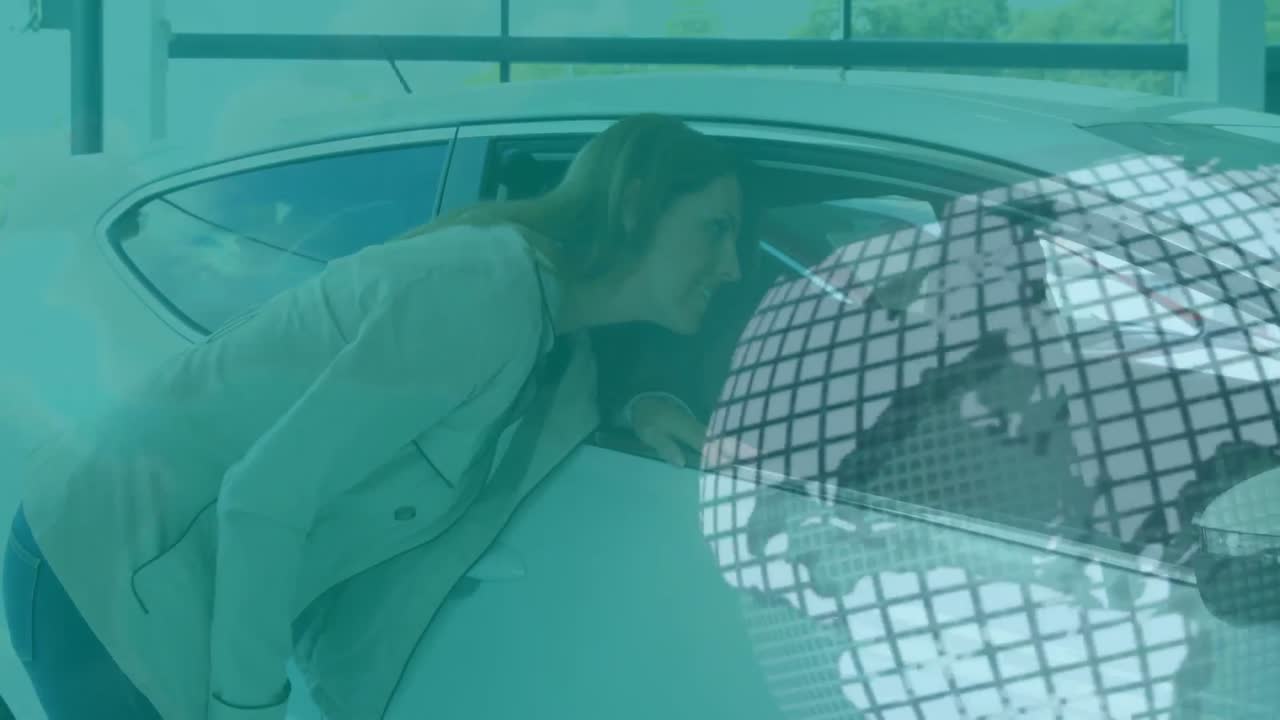 카우카시안 여성이 자동차를 바라보는 지구상에서 회전하는 애니메이션