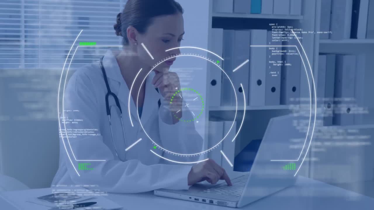 animación del procesamiento de datos sobre una doctora caucásica sonriente que usa una computadora portátil