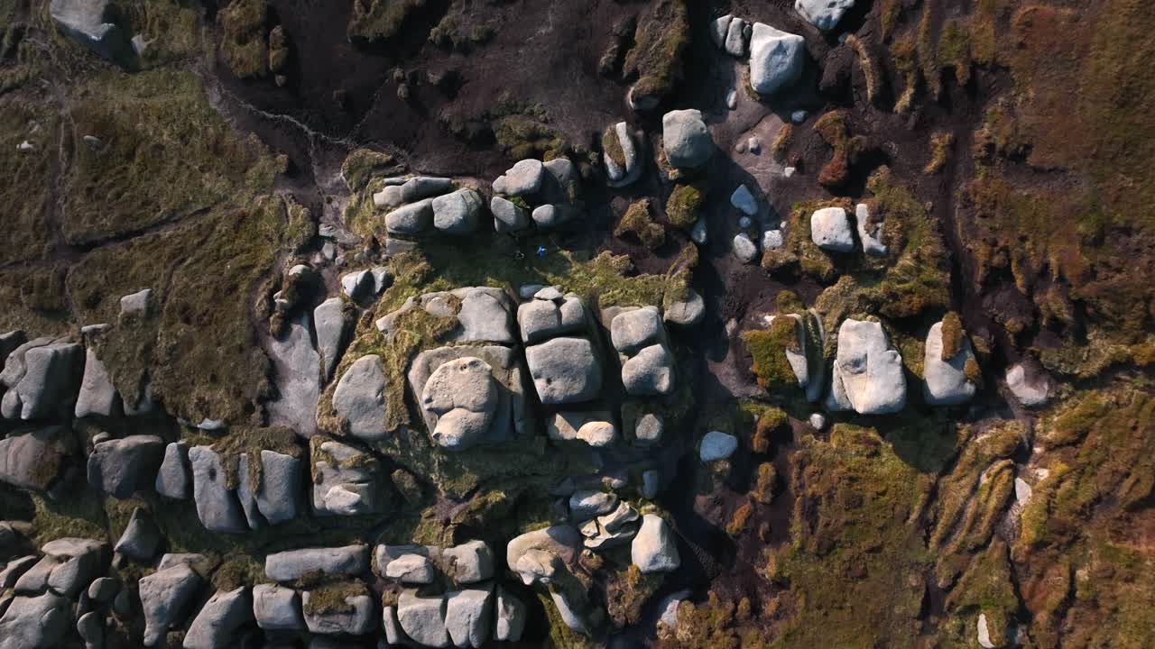Kaksi vaeltajaa upeassa, epätavallisessa kalliomuodostelmassa. Lintuperspektiivi, drone.