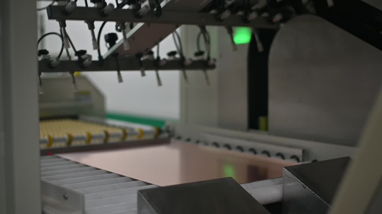 pcb 보드는 공장 라인의 자동 컨베이어 벨트에서 생산되는 구리입니다. 생태 재료를 사용하는 첨단 기술 기계 공장