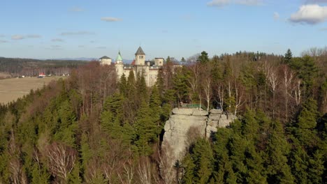 Roca-Del-Bosque-Del-Castillo-En-Polonia