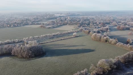 Drohnenaufnahmen,-Die-Frühmorgens-In-Einem-Rauhreif-Auf-Die-Kirche-Und-Das-Dorf-Von-Dedham-Zufliegen