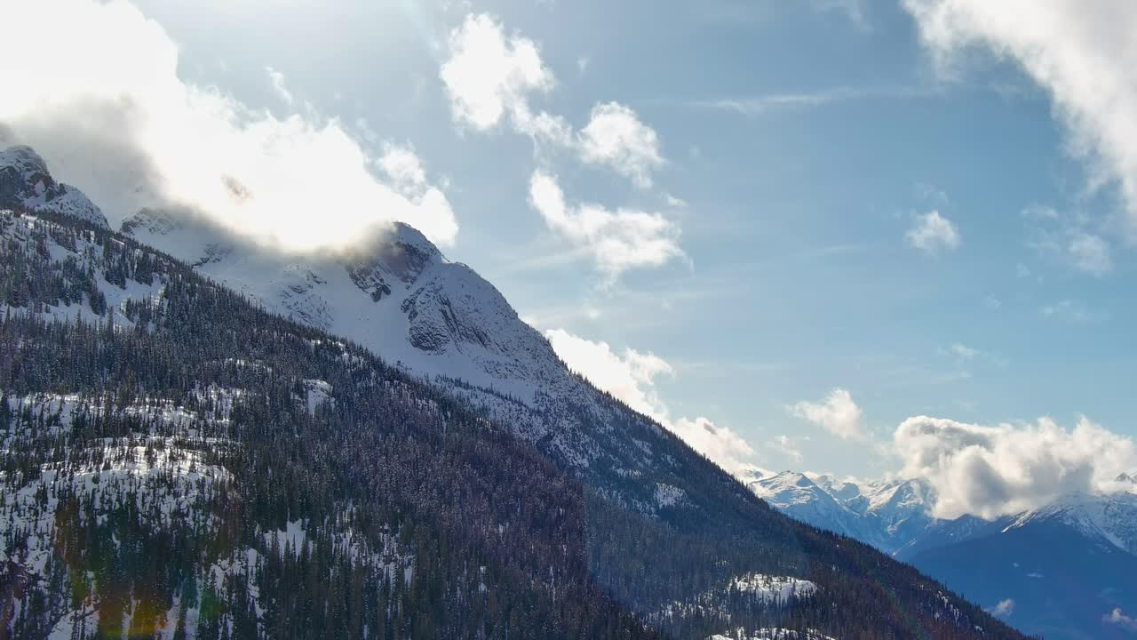 Paesaggio montano innevato panoramico e alberi