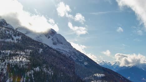 Pintoresco-Paisaje-Montañoso-Nevado-Y-árboles.