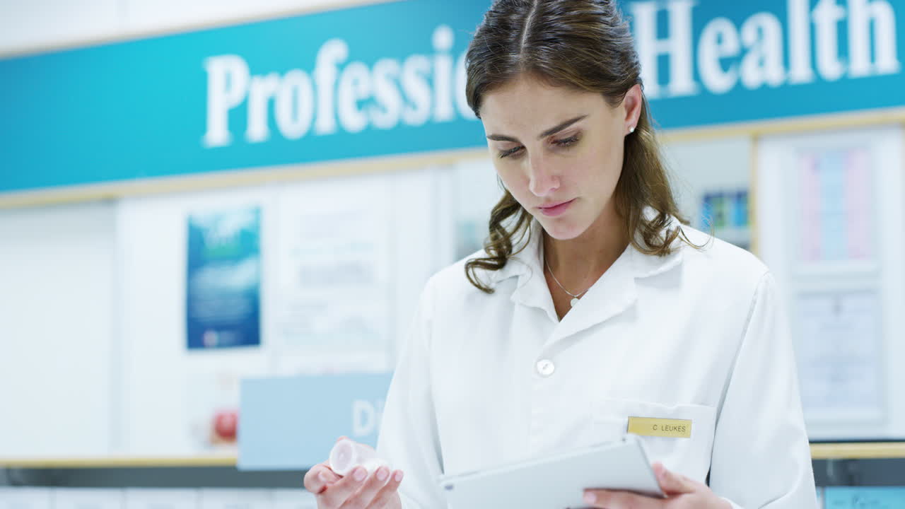 약국에서 의약품을 검토하는 약사