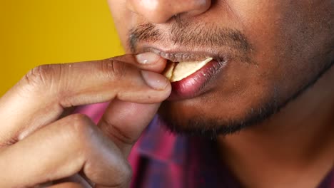 hombre comiendo papas fritas