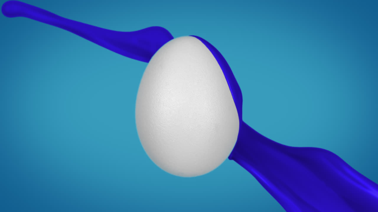 пасхальное яйцо окрашено в морской синий цвет, замедленным движением, синий фон