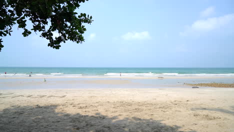 Playa-Tropical-Con-Cielo-Azul