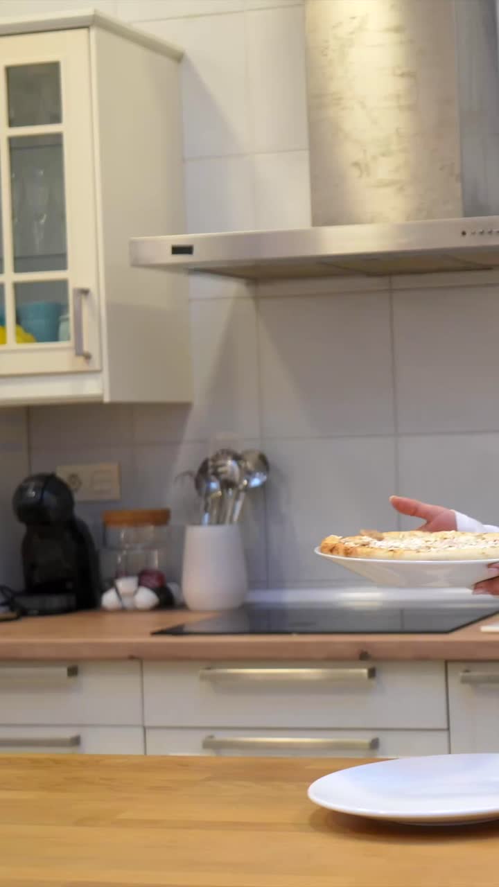 Due donne felici che si abbracciano e ridono in una cucina