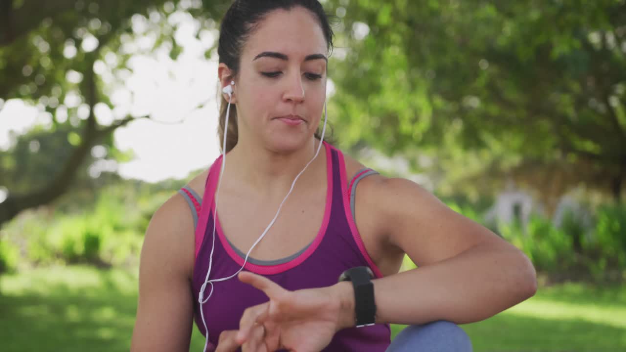 mujer mirando su reloj en un parque
