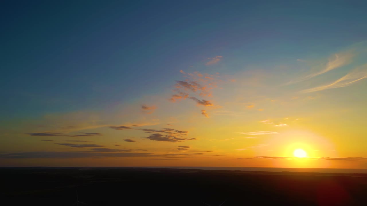 바다 위 의 해 가 지는 지평선 의 공중 사진