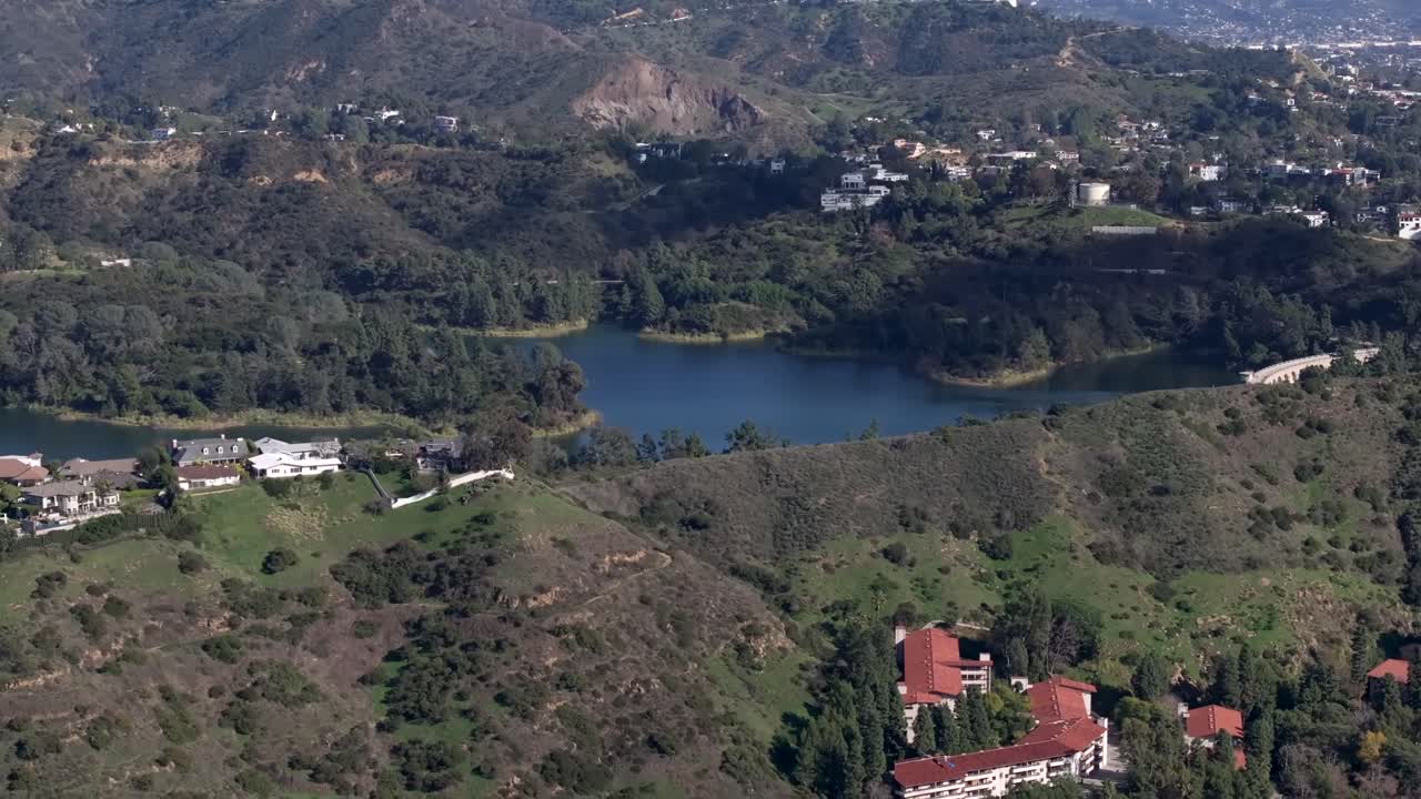 el embalse de hollywood o el lago hollywood en las montañas de santa mónica - revelación aérea ascendente