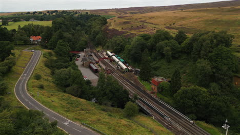 Estableciendo-Un-Disparo-Con-Drones-Sobre-La-Estación-De-Tren-De-Goathland