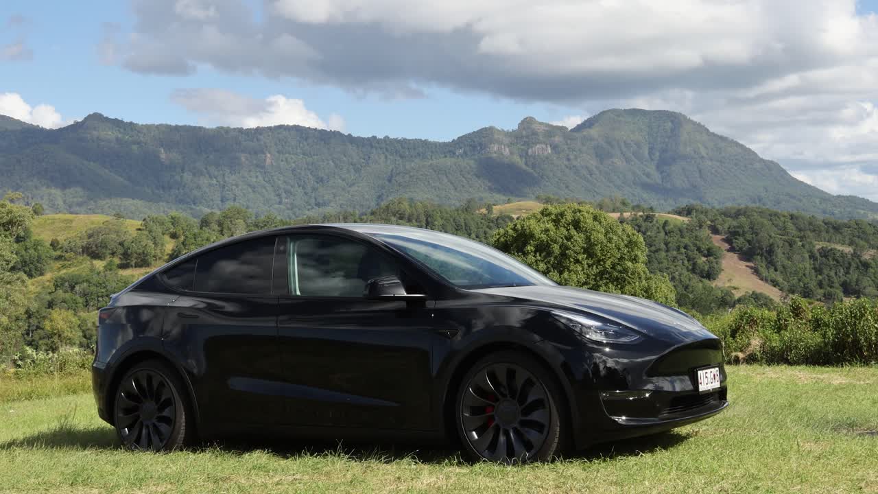 울창한 계곡 풍경에 주차 된 검은 차